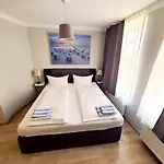 Apostel Πανσιόν 3*